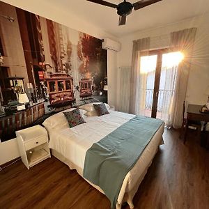 Zimmer mit Kingsize-Bett