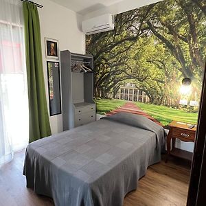 Zimmer mit Kingsize-Bett